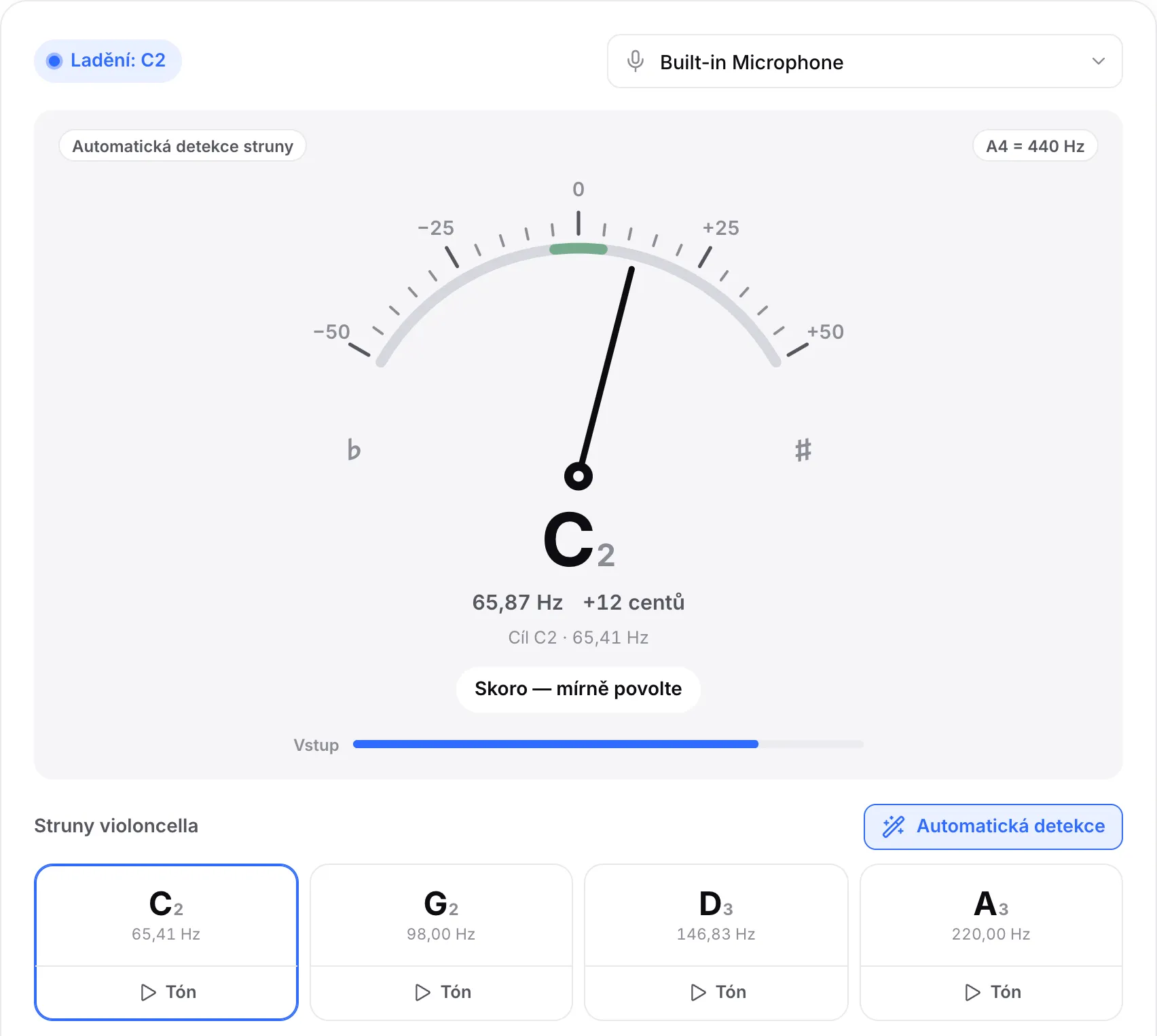 Struna C o 12 centů vysoko: ručička se nakláněla doprava, údaj ukazuje C2 asi 65,9 Hz a nápověda hlásí „Skoro — mírně povolte“