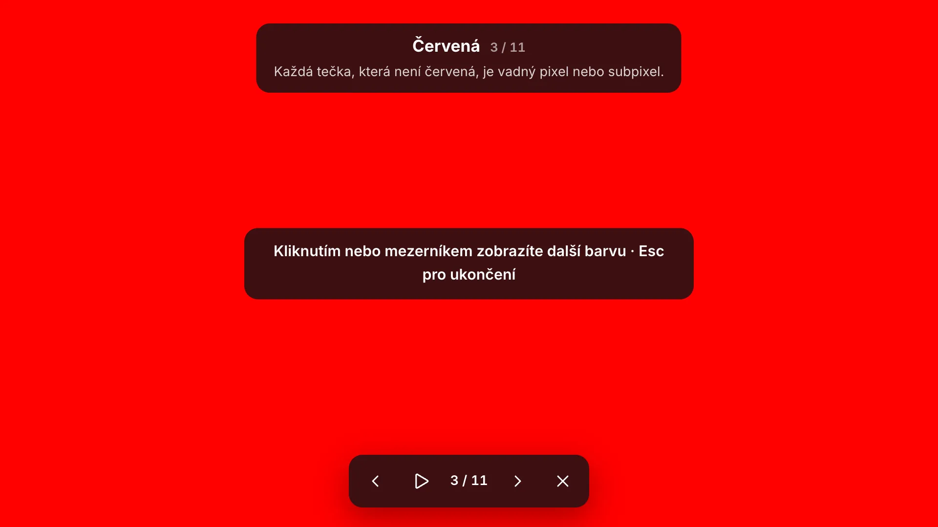 Červená testovací obrazovka na celou obrazovku se štítkem „Červená 3 / 11“ a jeho tipem, nápovědou „Kliknutím nebo mezerníkem zobrazíte další barvu · Esc pro ukončení“ a lištou dole