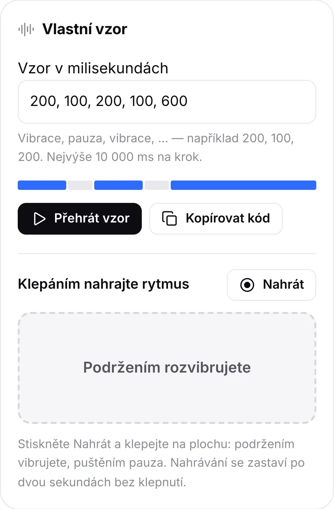 Karta Vlastní vzor se vzorem 200, 100, 200, 100, 600, jeho náhledovým ukazatelem, tlačítky Přehrát vzor a Kopírovat kód a plochou pro klepání pro nahrání rytmu