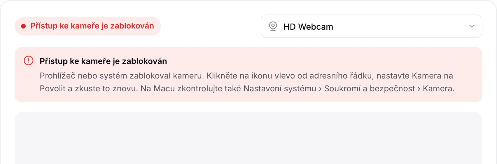 Zrcadlo z webkamery s červenou zprávou „Přístup ke kameře je zablokován“ a pokyny