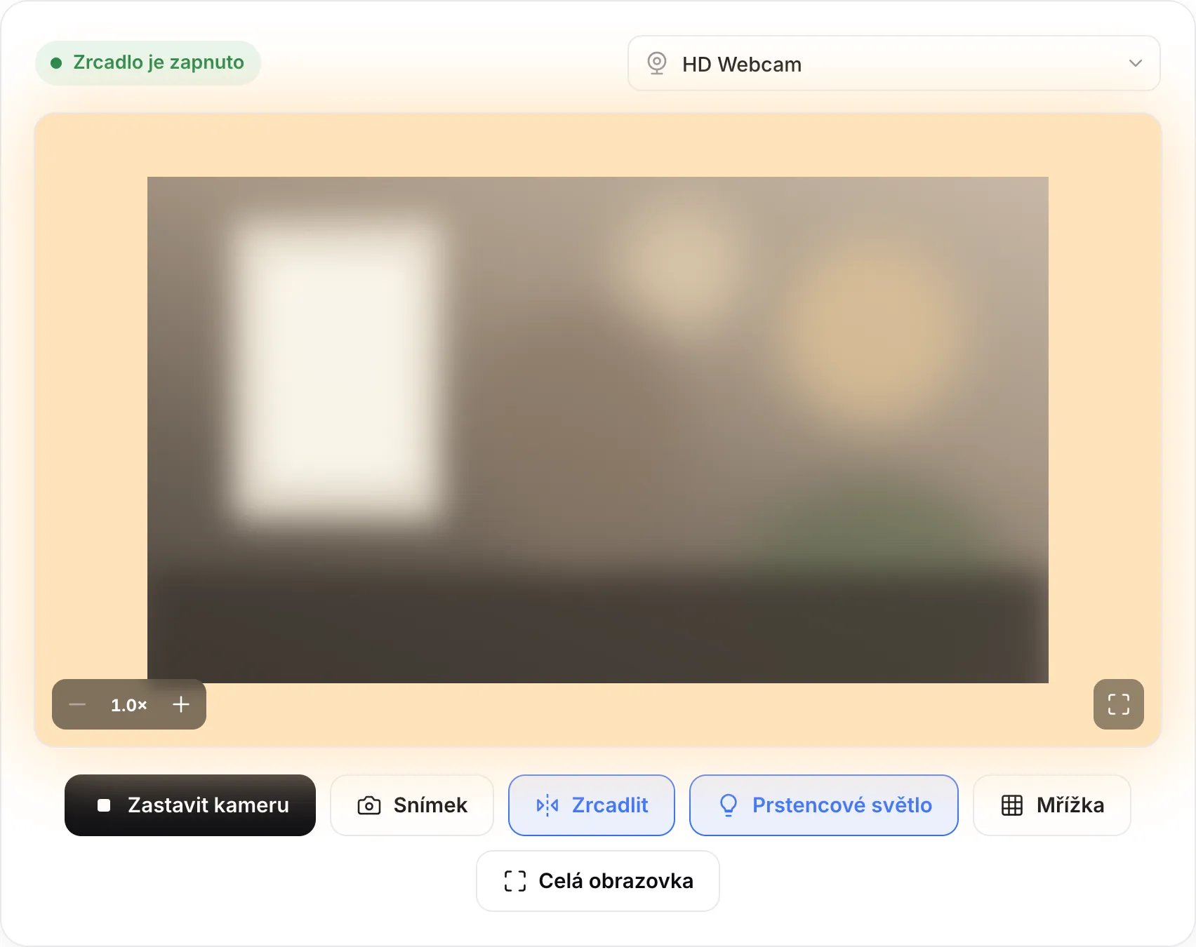 Zrcadlo se zapnutým prstencovým světlem: teplý bílý rám kolem obrazu