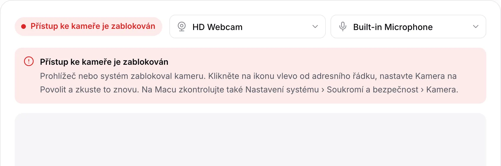 Záznam z webkamery s červenou zprávou „Přístup ke kameře je zablokován“ a pokyny