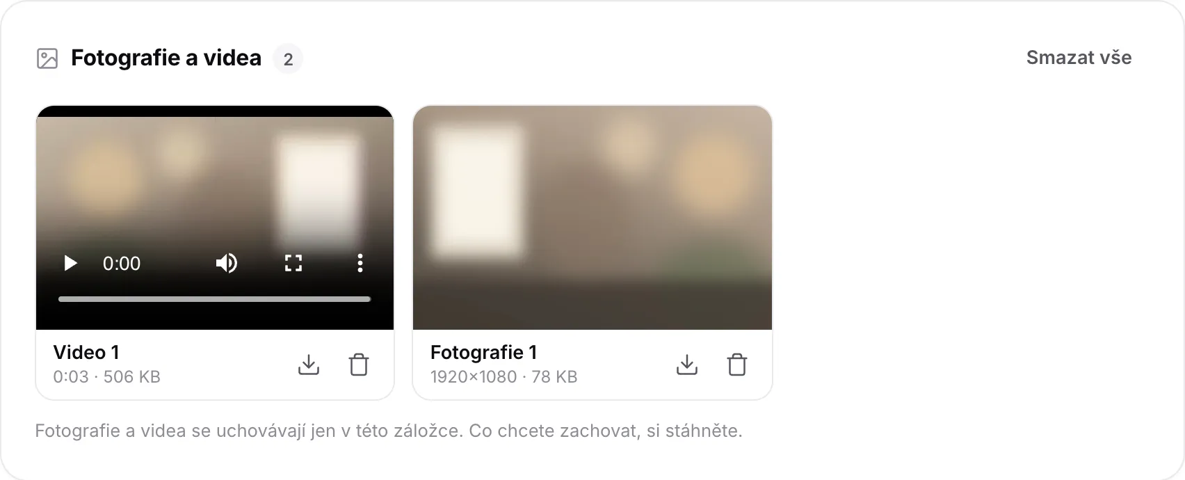 Krátké video a fotografie v seznamu Fotografie a videa, každé s tlačítky pro stažení a smazání
