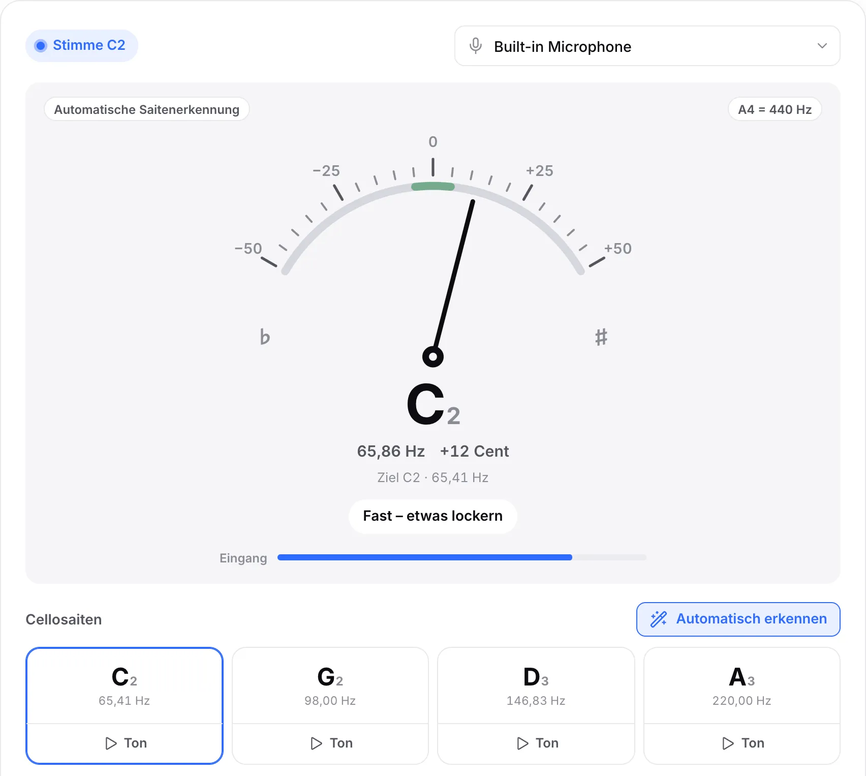 Die C-Saite 12 Cent zu hoch: Die Nadel neigt sich nach rechts, die Anzeige zeigt C2 bei etwa 65,9 Hz und der Hinweis lautet „Fast – etwas lockern“