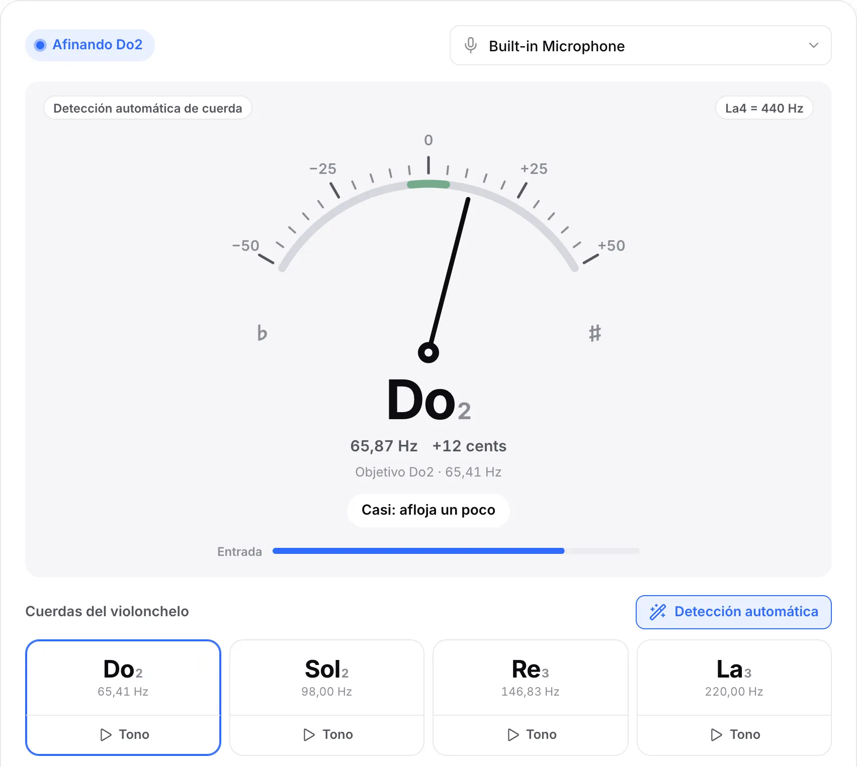 La cuerda de Do 12 cents alta: la aguja se inclina a la derecha, la lectura muestra Do2 a unos 65,9 Hz y la indicación dice “Casi: afloja un poco”