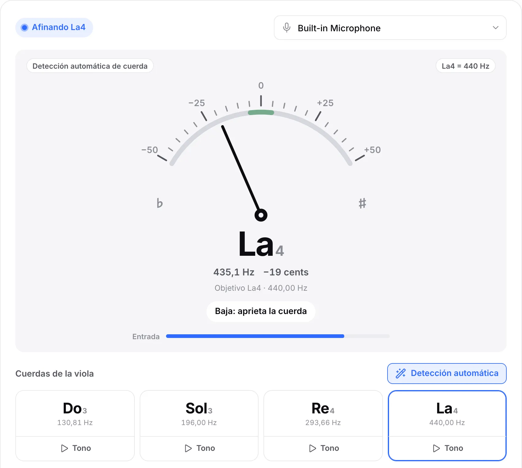La cuerda de La 20 cents baja: la aguja se inclina a la izquierda, la lectura muestra La4 a unos 435 Hz y la indicación dice “Baja: aprieta la cuerda”
