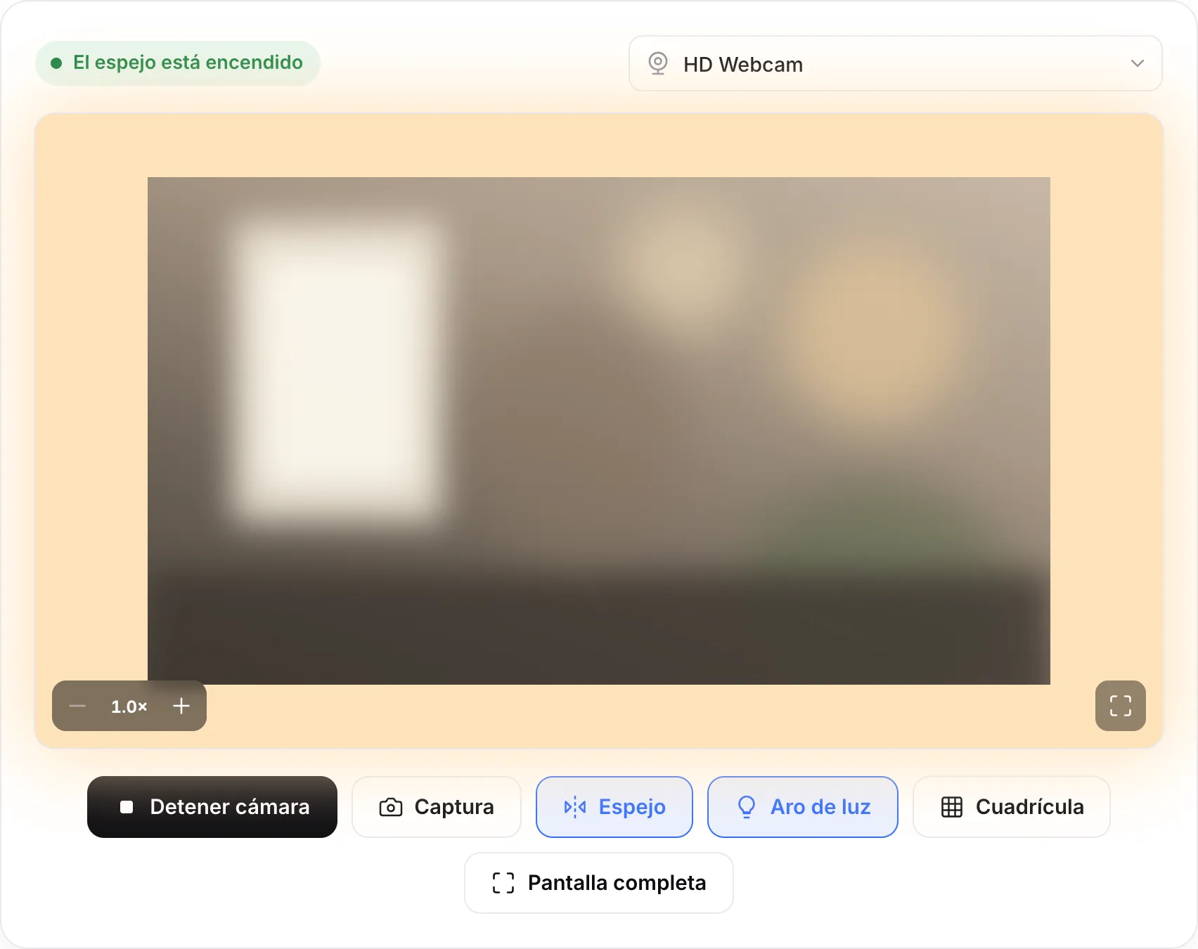 El espejo con el aro de luz encendido: un marco blanco cálido alrededor de la imagen