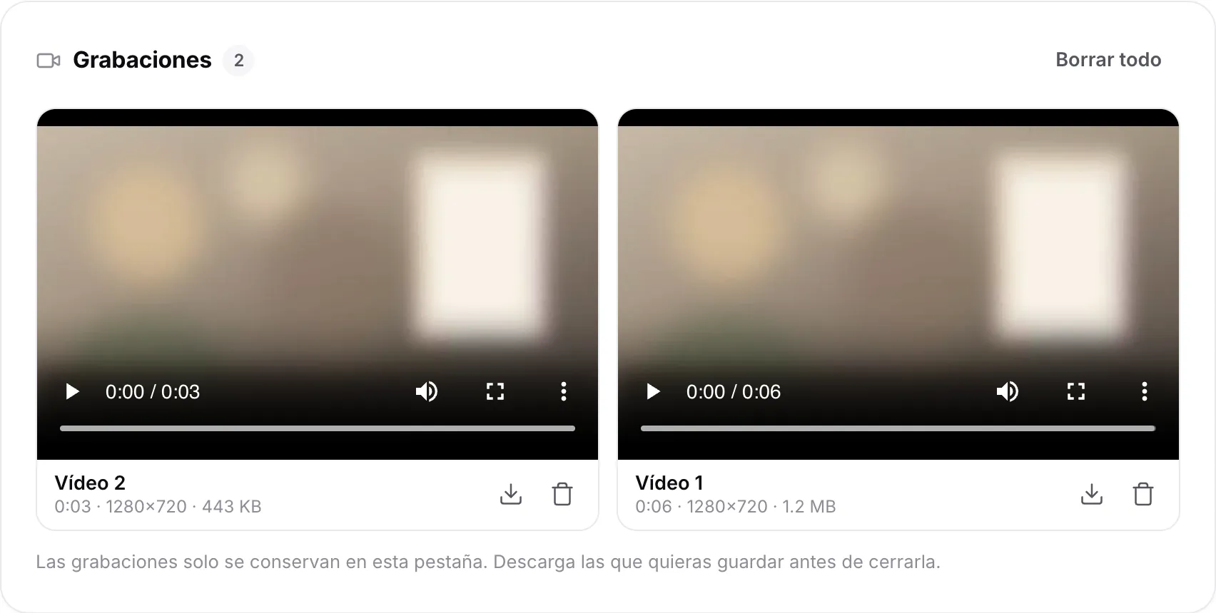 Dos clips en la lista de Grabaciones con su duración, resolución y tamaño, un reproductor y botones de descarga y eliminación