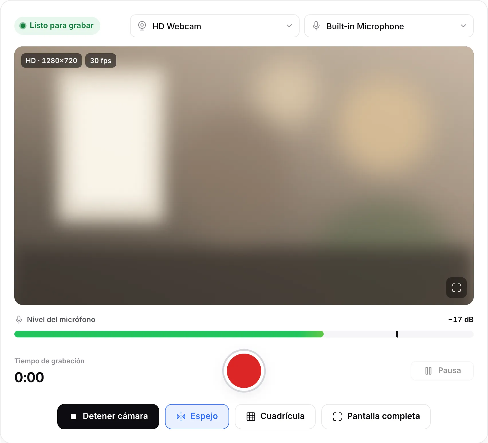 El grabador listo para grabar, con los menús de cámara y micrófono, la imagen en directo y la barra de nivel del micrófono mostrando voz