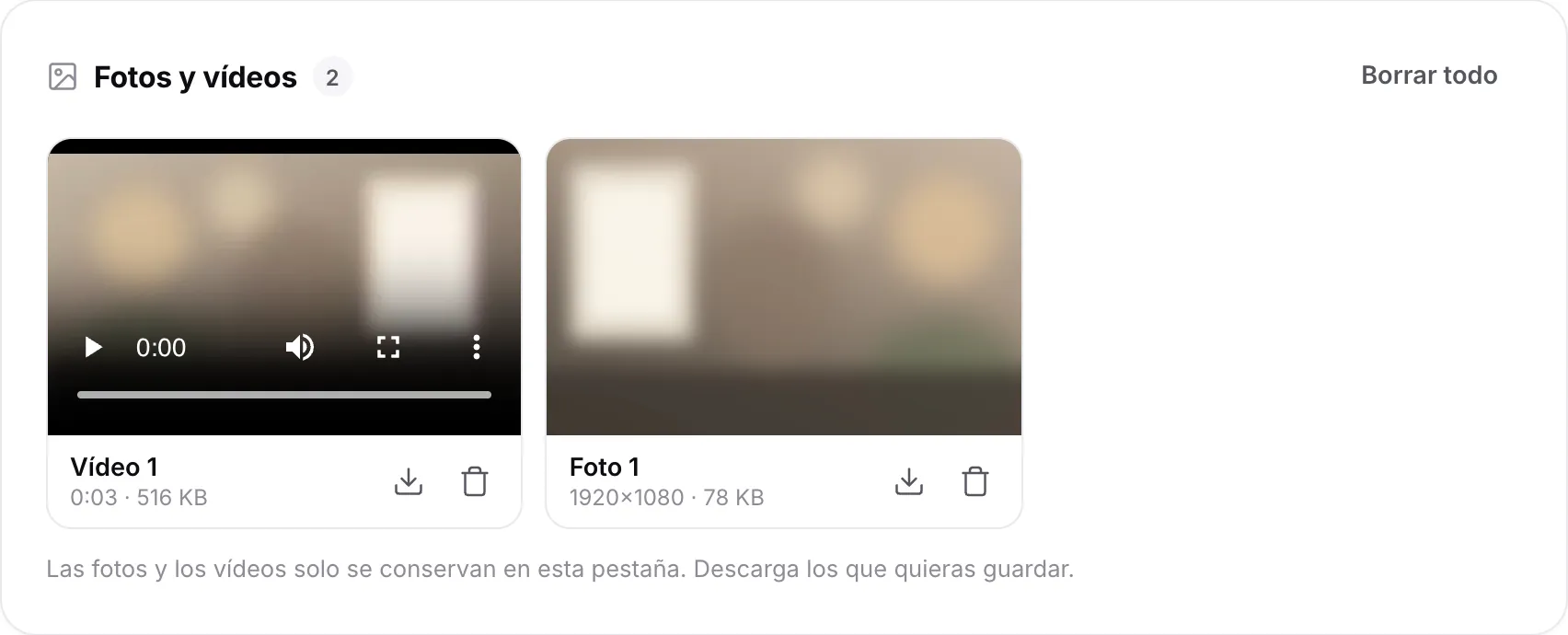 Un vídeo corto y una foto en la lista de Fotos y vídeos, cada uno con botones de descarga y eliminación