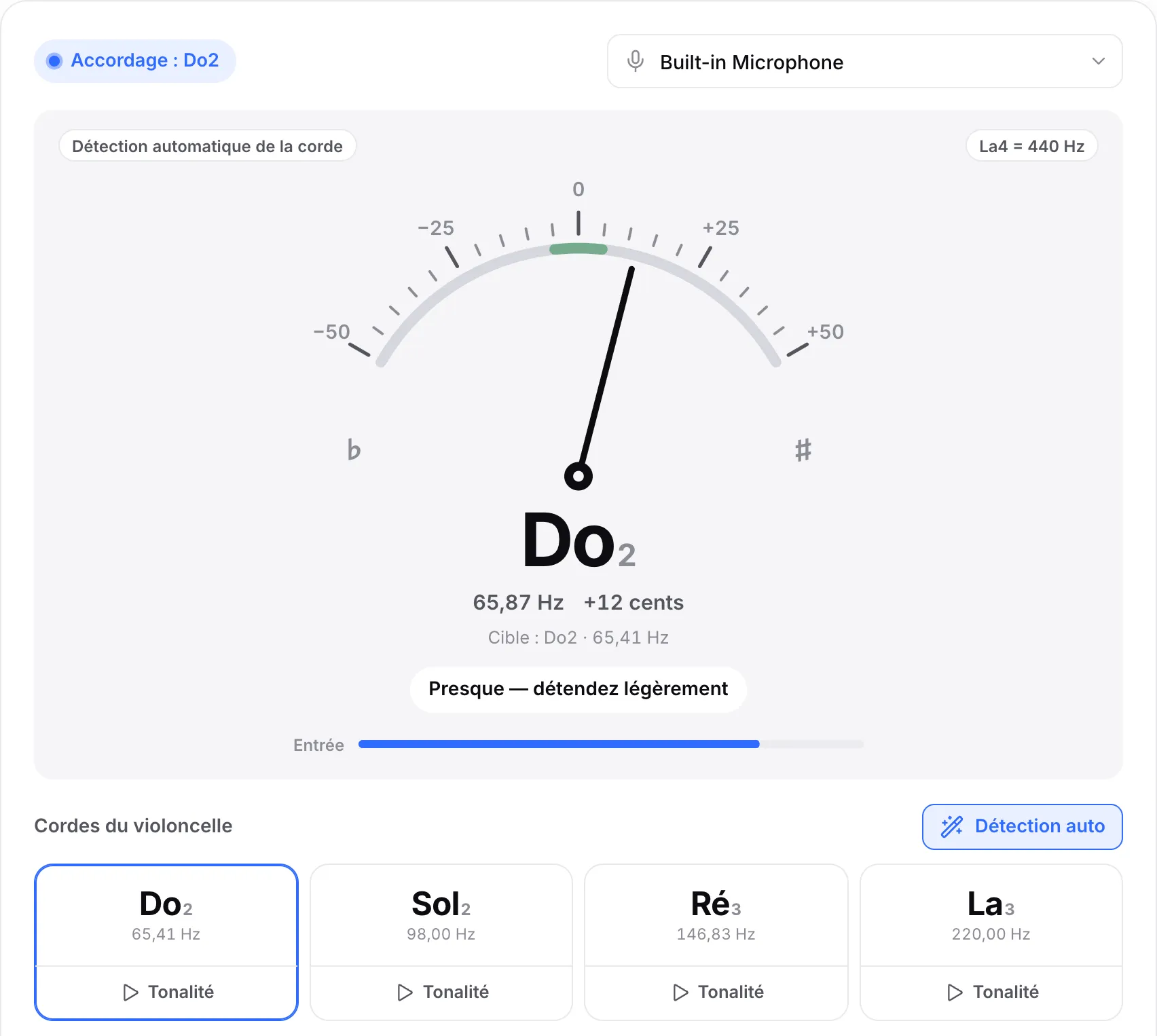 La corde de Do 12 cents trop haute : l’aiguille penche à droite, l’affichage indique Do2 à environ 65,9 Hz et l’indication dit « Presque — détendez légèrement »