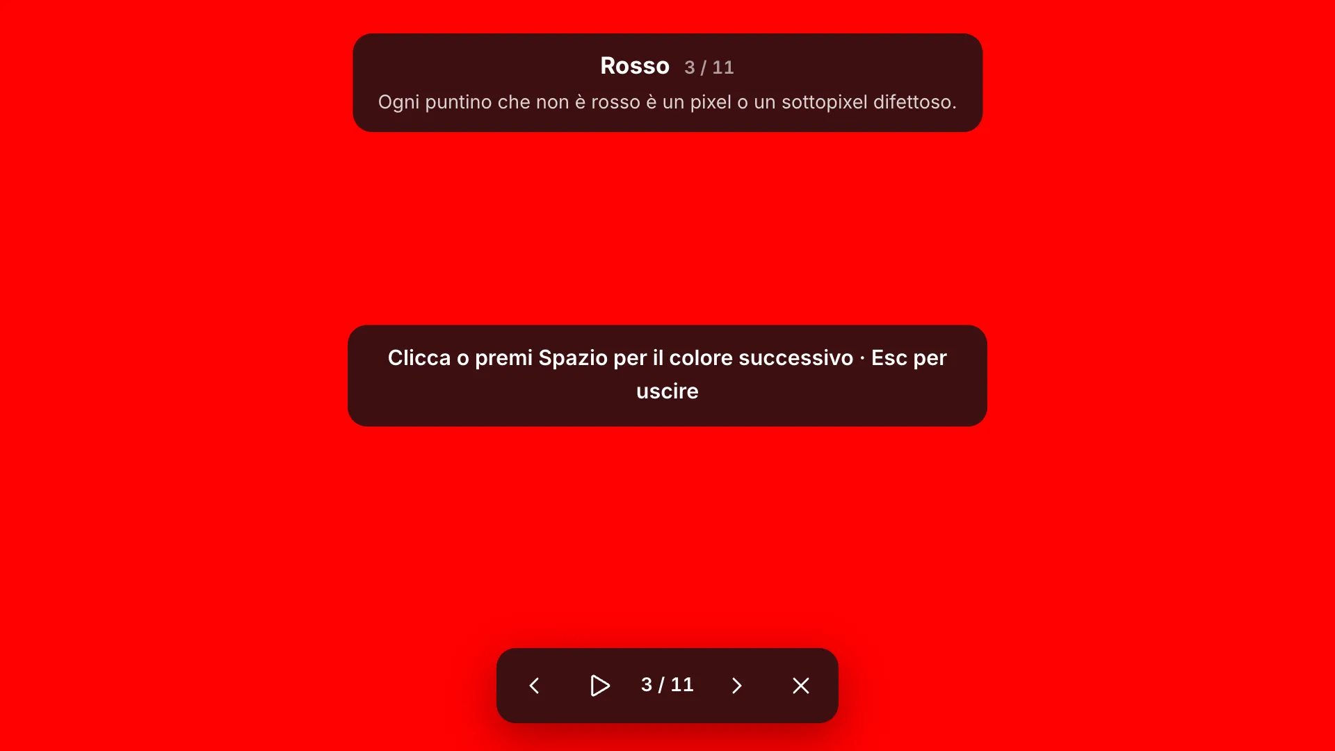 La schermata di test rossa a schermo intero con l’etichetta “Rosso 3 / 11” e il suo suggerimento, l’indicazione “Clicca o premi Spazio per il colore successivo · Esc per uscire” e la barra degli strumenti in basso