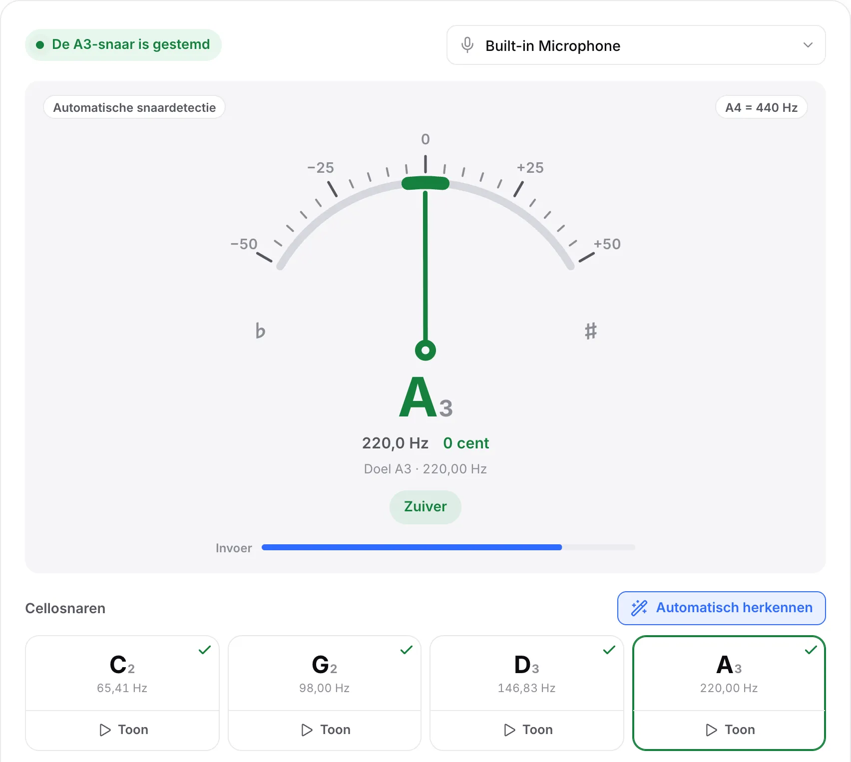 Alle vier de cellosnaren met vinkjes en de A-snaar gestemd: een groene naald op 0 cent en de status “De A3-snaar is gestemd”
