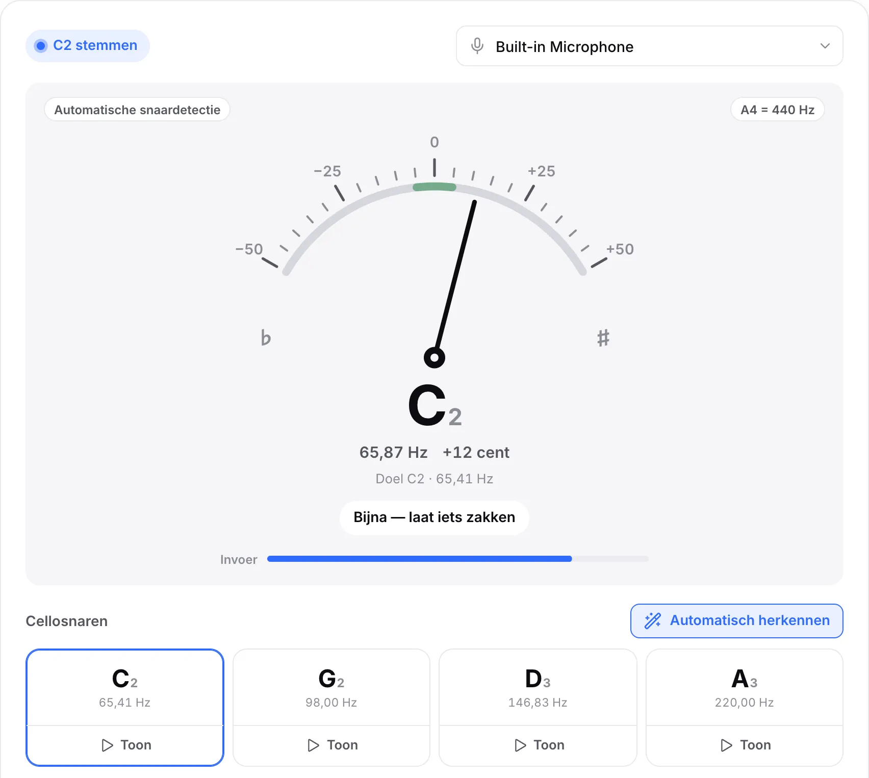De C-snaar 12 cent te hoog: de naald helt naar rechts, de uitlezing toont C2 op ongeveer 65,9 Hz en de hint zegt “Bijna — laat iets zakken”