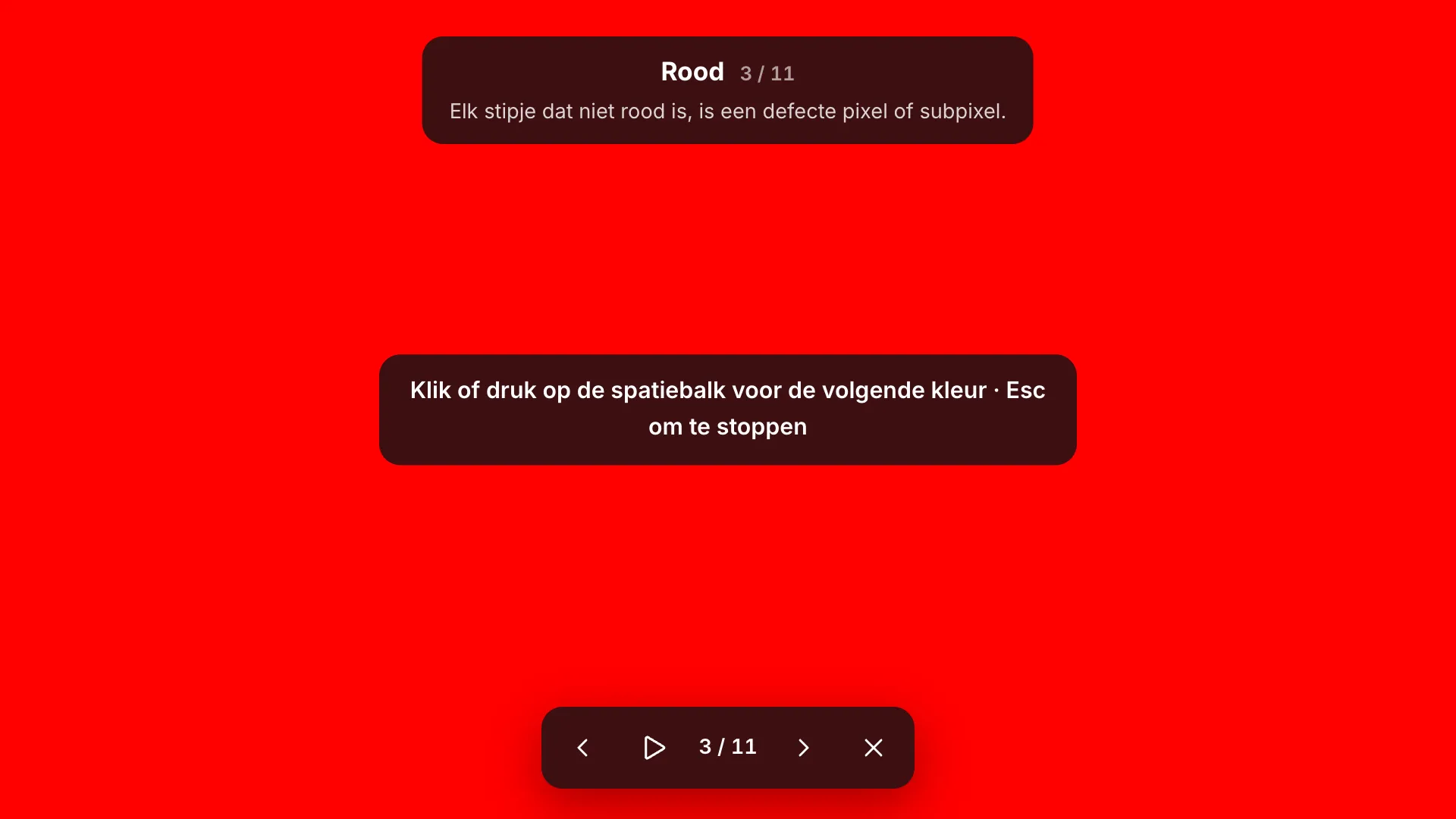 Het rode testscherm op volledig scherm met het label “Rood 3 / 11” en de tip, de hint “Klik of druk op de spatiebalk voor de volgende kleur · Esc om te stoppen” en de werkbalk onderaan