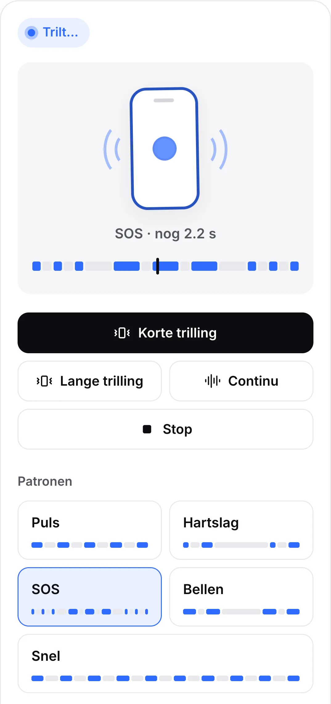 Het SOS-patroon speelt af: de knop is gemarkeerd en de tijdlijn boven de knoppen toont korte en lange trillingen met de afspeelkop in een lange trilling
