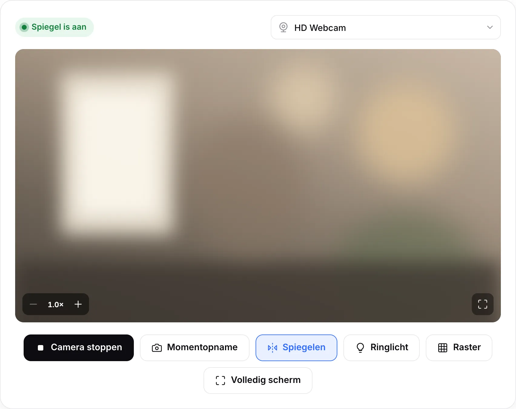 De webcamspiegel in gebruik, met de status “Spiegel is aan”, de zoomknoppen op het beeld en de knop Ringlicht