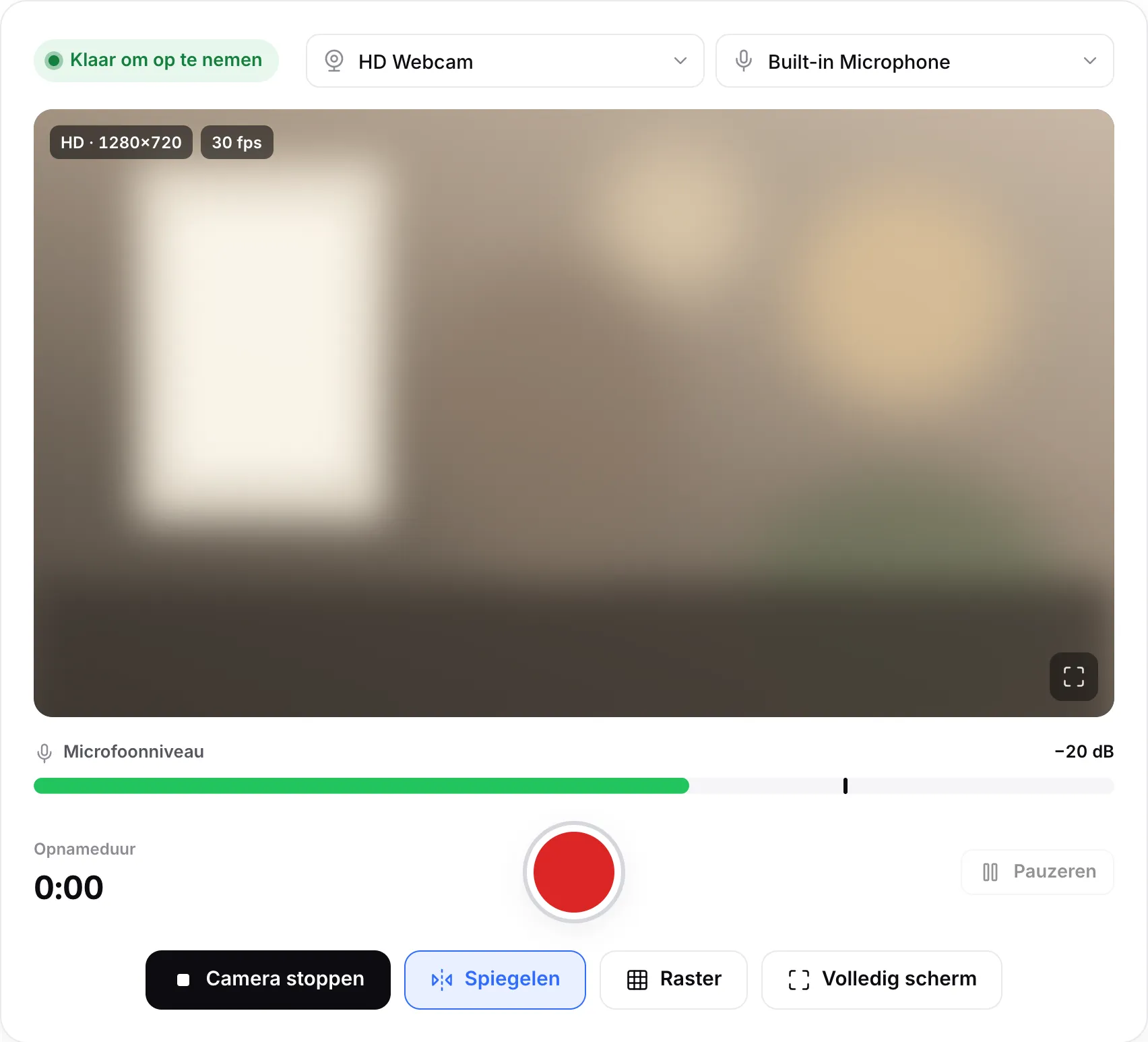 De recorder klaar om op te nemen, met de menu’s voor camera en microfoon, het live beeld en de niveaubalk van de microfoon die spraak toont