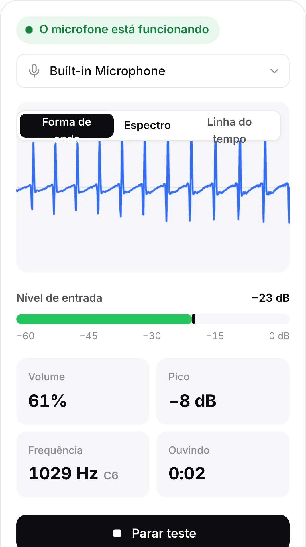 O teste de microfone em um celular com forma de onda em movimento, nível de entrada de −25 dB e o status verde “O microfone está funcionando”