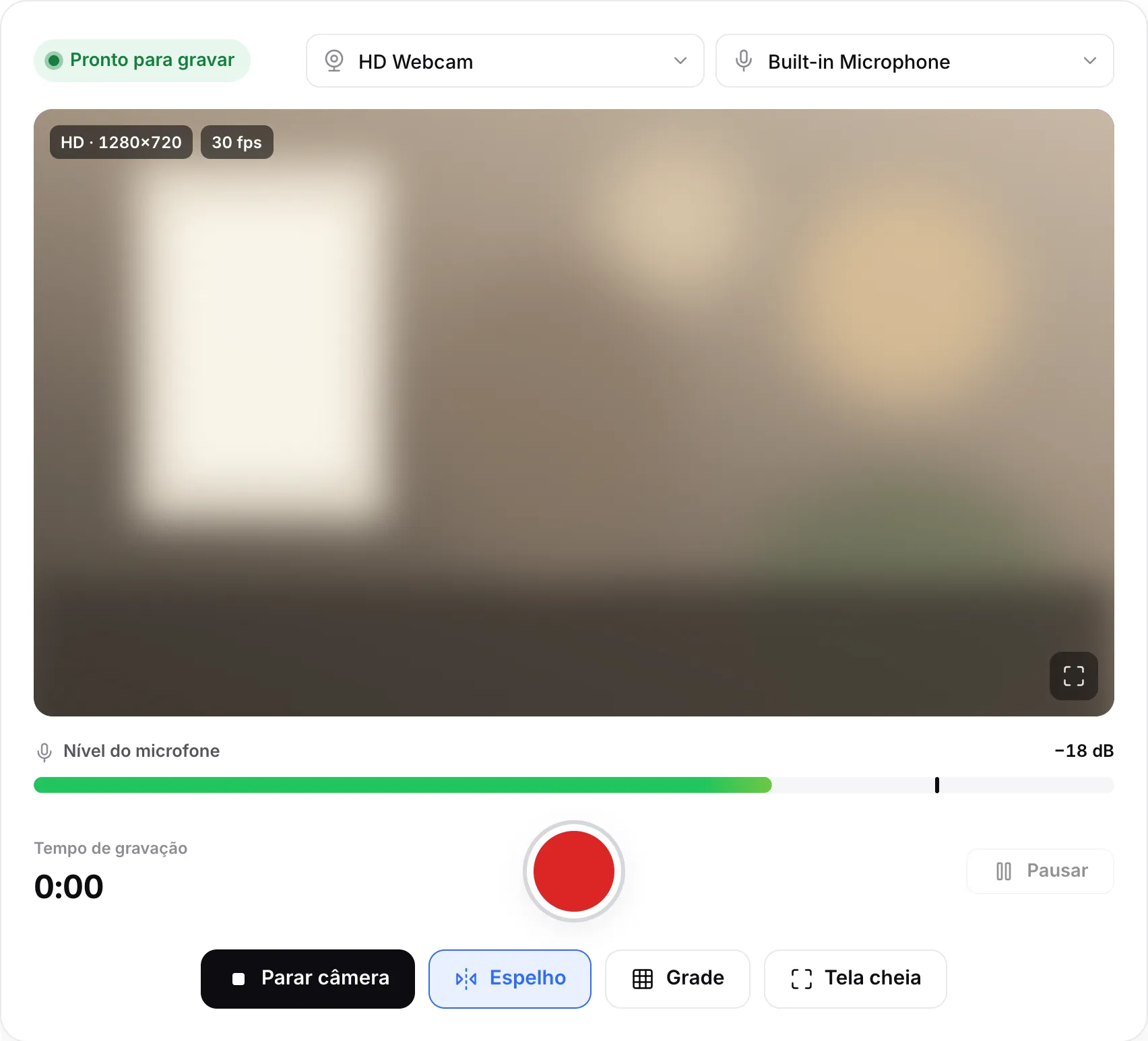 O gravador pronto para gravar, com os menus de câmera e microfone, a imagem ao vivo e a barra de nível do microfone mostrando fala