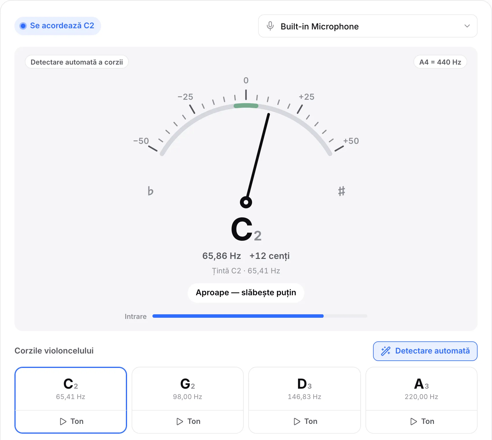 Coarda C cu 12 cenți prea sus: acul se înclină spre dreapta, valoarea afișează C2 la aproximativ 65,9 Hz, iar indiciul spune „Aproape — slăbește puțin”