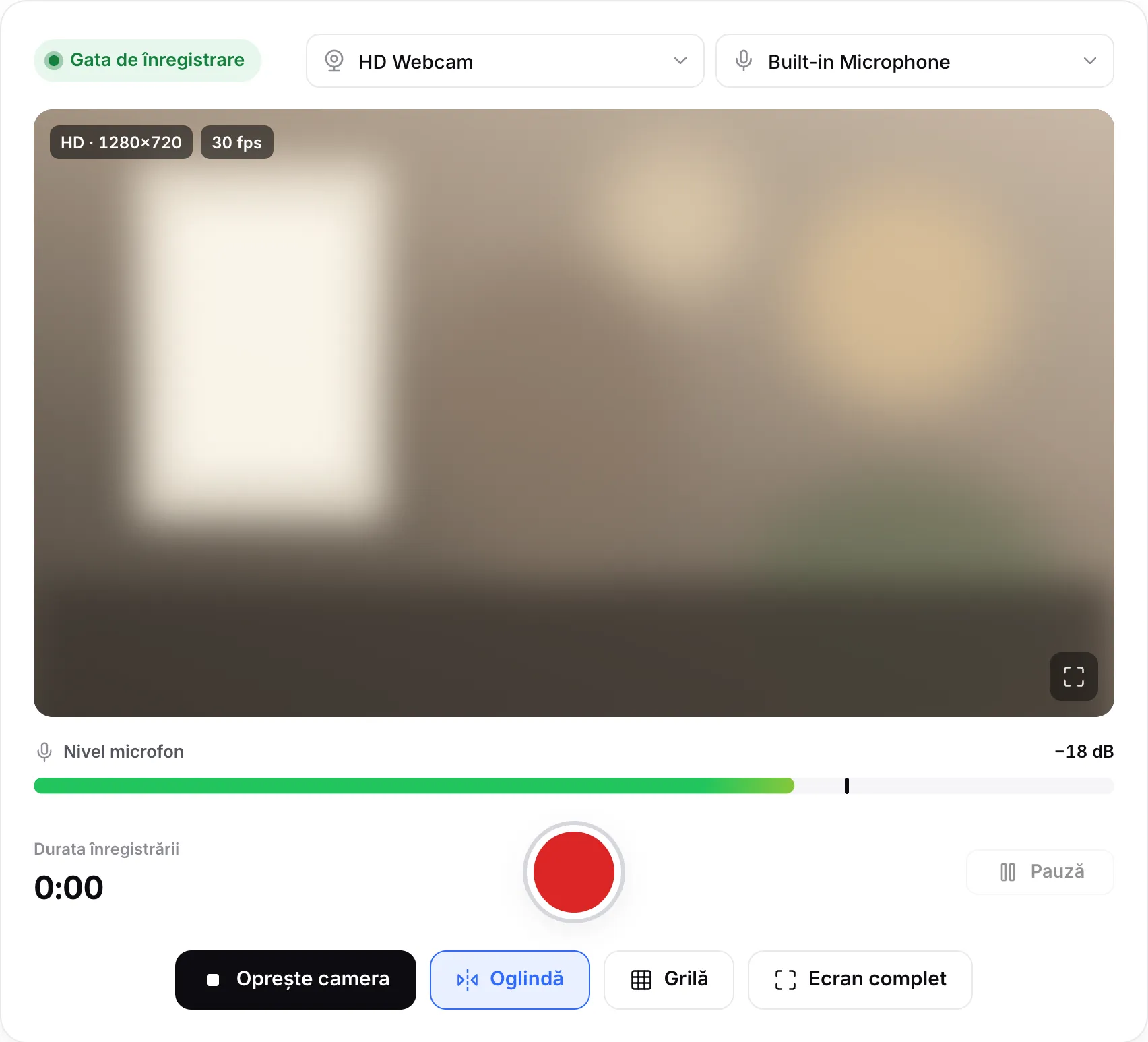 Înregistratorul gata de înregistrare, cu meniurile camerei și microfonului, imaginea live și bara nivelului microfonului care arată vorbire