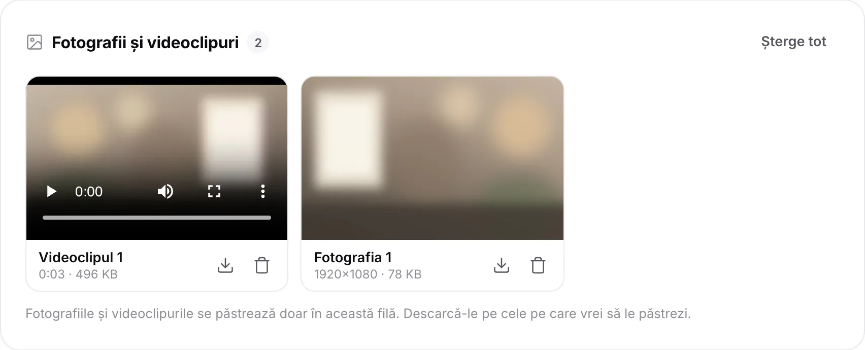 Un videoclip scurt și o fotografie în lista Fotografii și videoclipuri, fiecare cu butoane de descărcare și ștergere