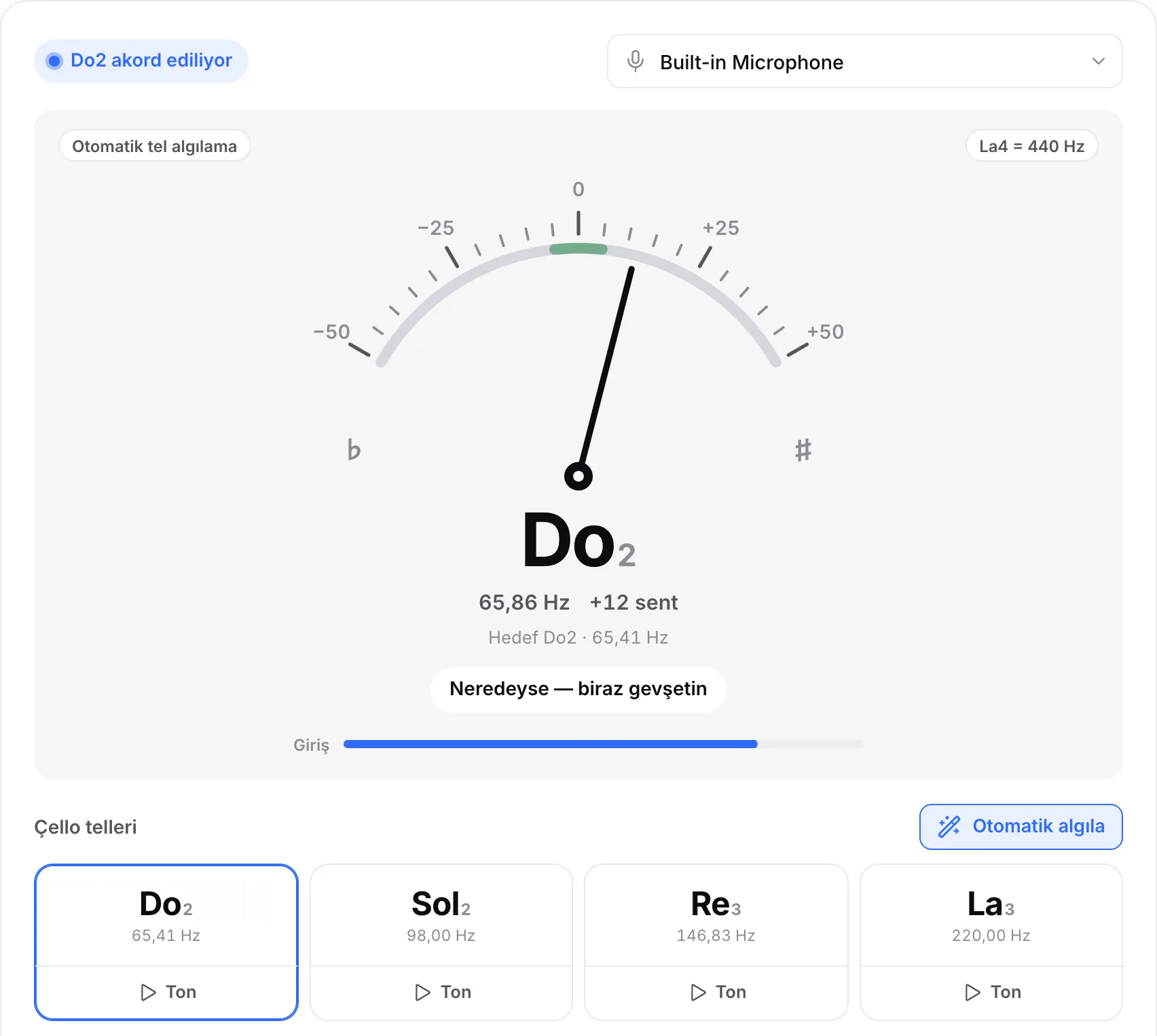 12 sent tiz Do teli: ibre sağa yatık, gösterge yaklaşık 65,9 Hz’de Do2’yi gösteriyor ve ipucu “Neredeyse — biraz gevşetin” diyor