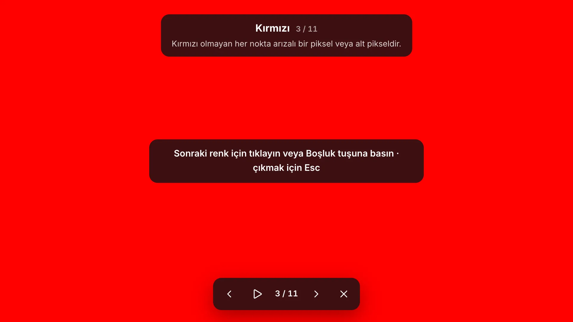 “Kırmızı 3 / 11” etiketi ve ipucu, “Sonraki renk için tıklayın veya Boşluk tuşuna basın · çıkmak için Esc” ipucu ve altta araç çubuğu olan tam ekran kırmızı test ekranı