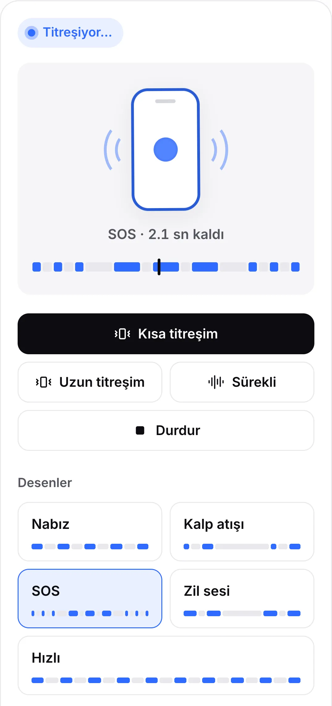 SOS deseni çalıyor: düğmesi vurgulanmış ve düğmelerin üstündeki zaman çizelgesi, oynatma imleci uzun bir titreşimde olacak şekilde kısa ve uzun titreşimleri gösteriyor