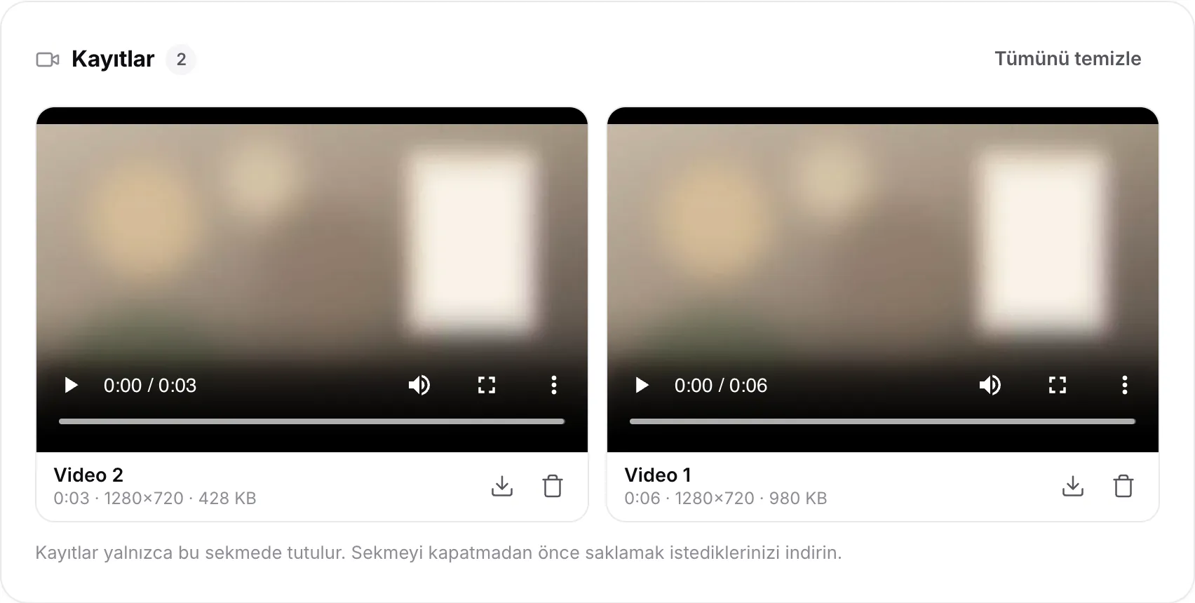Kayıtlar listesinde süreleri, çözünürlükleri ve boyutlarıyla iki klip, bir oynatıcı ile indirme ve silme düğmeleri