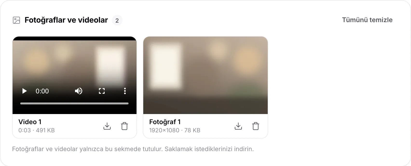 Fotoğraflar ve videolar listesinde, her birinin indirme ve silme düğmeleri olan kısa bir video ve bir fotoğraf